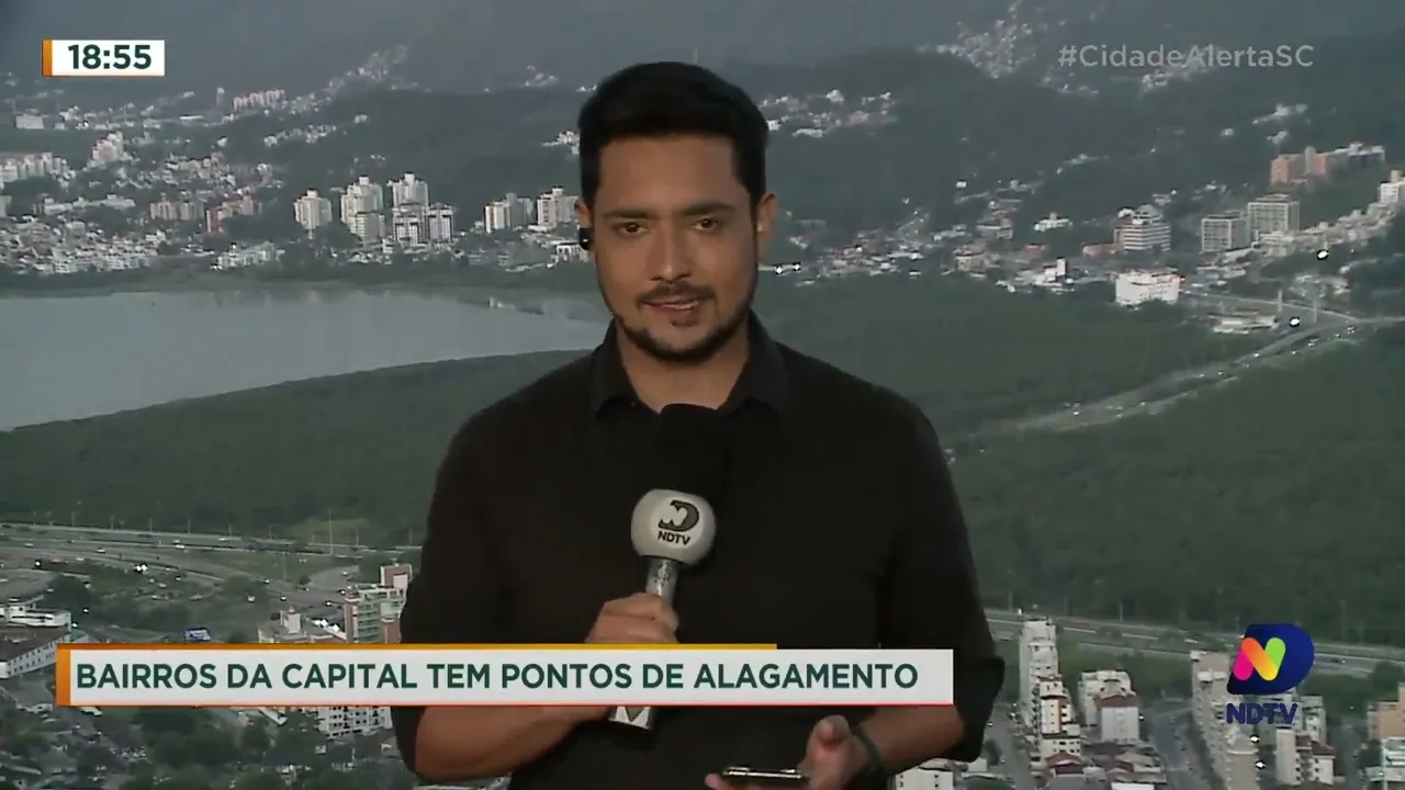 Bairros de Florianópolis registram alagamentos durante forte chuva