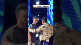 الفنان حسين الصادق يزرف الدمـ وع بعد حضور أخيه أحمد الصادق وصعود المسرح معه بعد إعتزاله الغناء  الفنان حسين الصادق يزرف الدمـ وع بعد حضور أخيه أحمد الصادق وصعود المسرح معه بعد إعتزاله الغناء