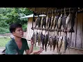 Download Lagu survival in the wild, hunting fish in streams after rainy days, preserving fish by smoking