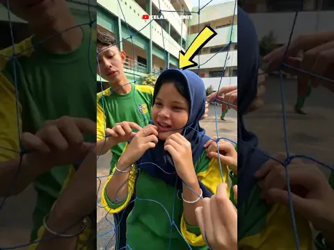 Kocak!!! kepala siswi ini tersangkut di dalam jaring gawang