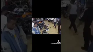 بيلي ايليش تفقد صديقها المقرب 