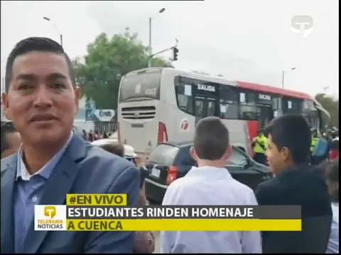 Estudiantes rinden homenaje a Cuenca