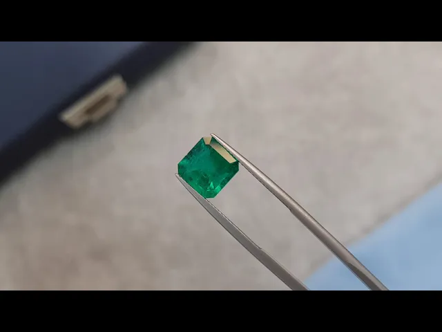 Muzo Green Emerald octagon cut 3.93 ct, Colombia Video  № 2