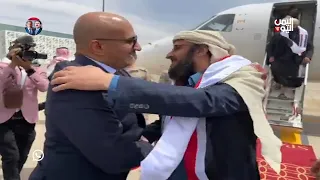 لحظة استقبال العميد طارق صالح أخاه محمد ونجله عفاش بعد الافراج عنهم ضمن عملية تبادل الأسرى 