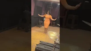 الراقصه سلطانه الحلوه لبسه المشمشي 