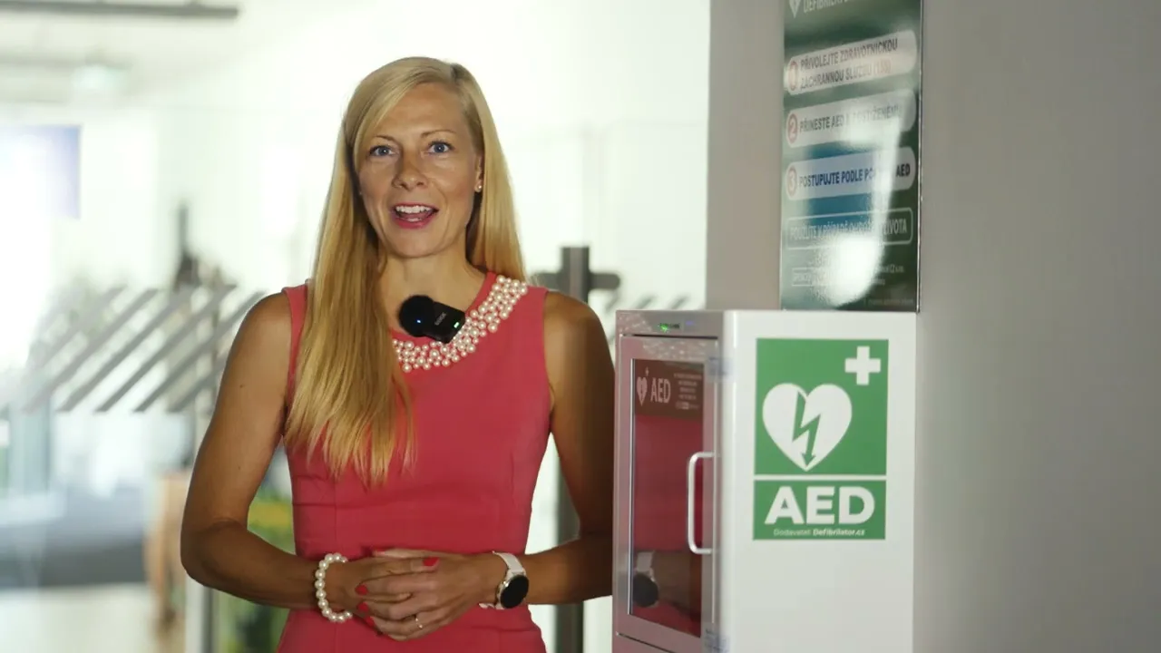 Video: skříňka na AED s defibrilátorem a příslušenstvím — instalace na pobočkách Seznam.cz