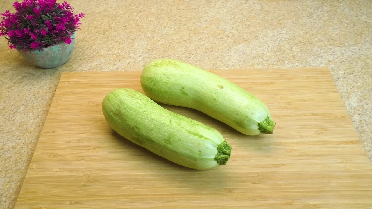 Schnelle Zucchinipfanne mit Schafskäse - 5 Minuten Gericht