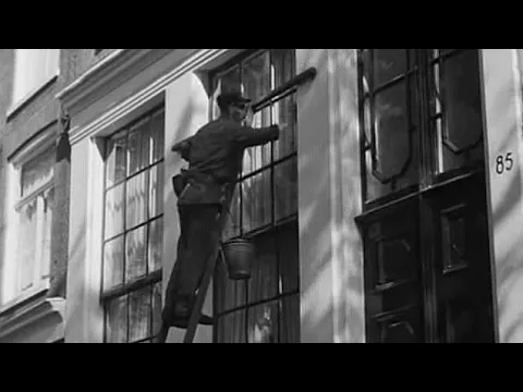 1959: Glazenwassers van Amsterdam - met Begijnhof, Leidsegracht 85, Apollolaan - oude filmbeelden