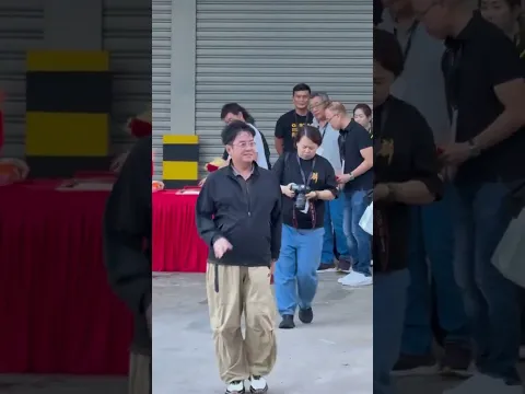Video Thumbnail: #谭咏麟 新加坡演唱会,开场前与场外的歌迷互动,74岁高龄依然能保持高质量的演唱,校长不愧是乐坛王者!