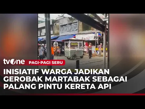 VIRAL! Gerobak Martabak jadi Palang Pintu Dadakan Rel Kereta