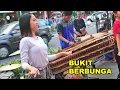 Download Lagu Asik Juga nih!! BUKIT BERBUNGA Versi Angklung Carehal Malioboro Jogja - Uci Bing Slamet