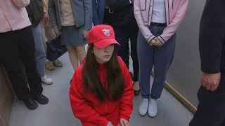 بنت فقيره بيتنمروا عليها وبيتهموها بالسرقه بس شاب بيدافع عنها وبيحميها منهم فبتقع فحبه ملخص مسلسل 