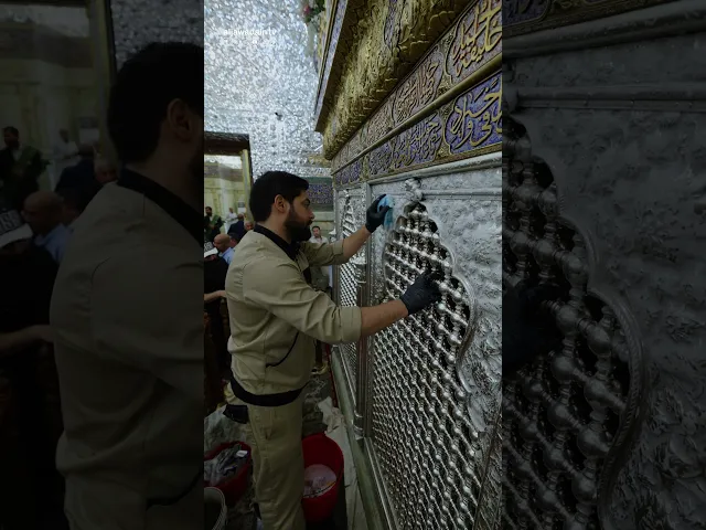 لقطات لجلي ضريح الإمامينِ الكاظِمَيْنِ عليهما السلام بأيادي خدام شعبة الهندسة الميكانيكية