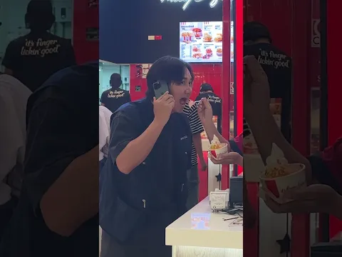 แกล้งให้พนักงานป้อนไอติม   #ramer  #funny #kfc