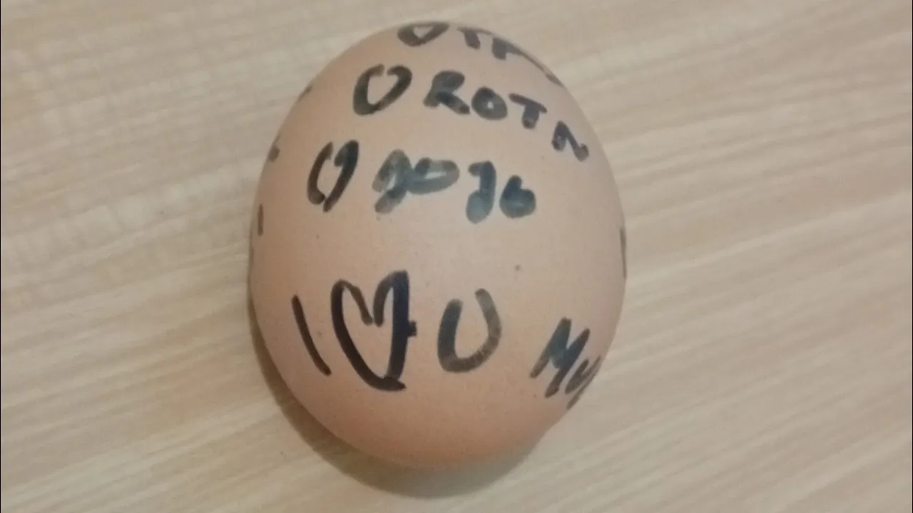 Pelling Raw Egg