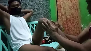 pijat kaki dan paha dengan aplikasi batu panas