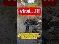 lihatlah pemuda ini sedang ng1nt1p ibu ibu yang sedang mand1 di sungai...!!!