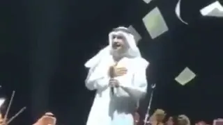 لحظة سقوط الفنان عبدالله الرويشد على خشبة مسرح دار الاوبرا في الكويت 