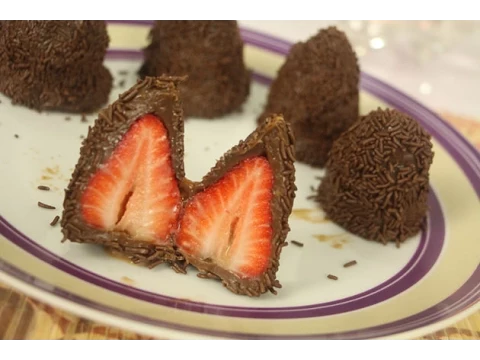 RECEITA: COXINHA DE BRIGADEIRO COM MORANGO PARTICIPAÇÃO PRISCILA PAES / LUIZA GOMES