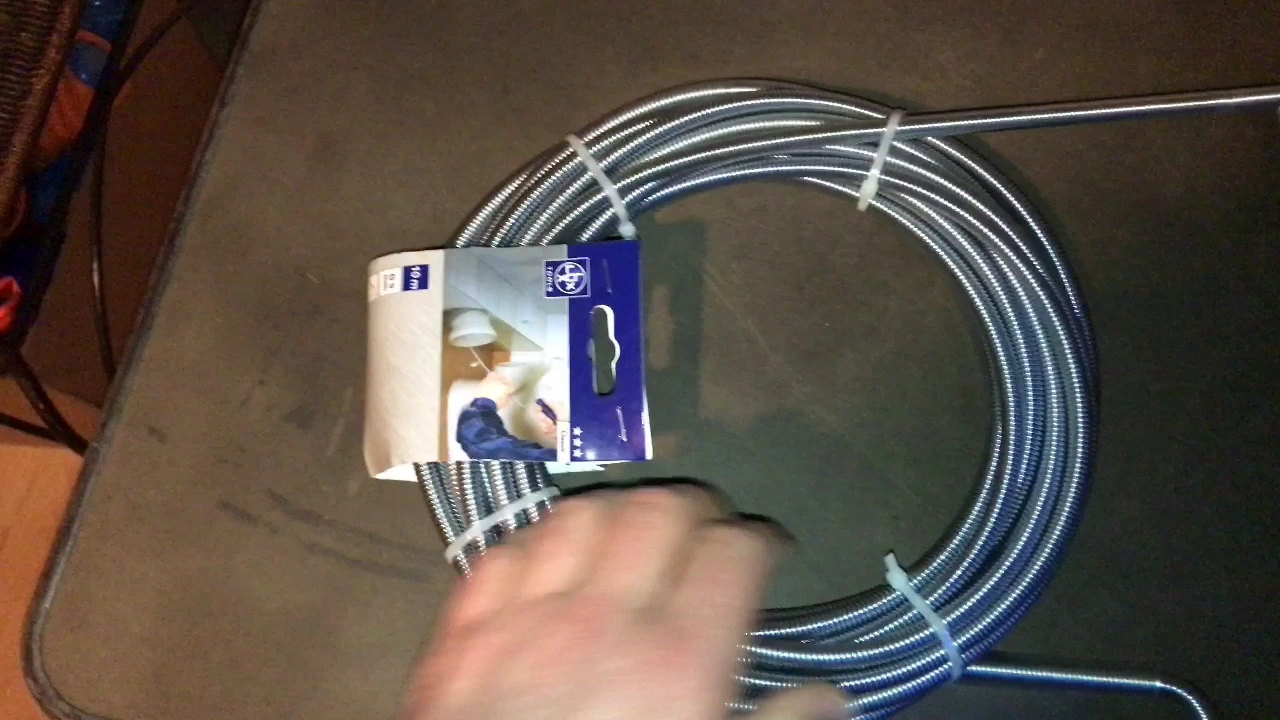 Rohr-Reinigungsspirale benutzen Abflussspirale benutzen um einen Verstopften Abfluss zu reinigen DIY