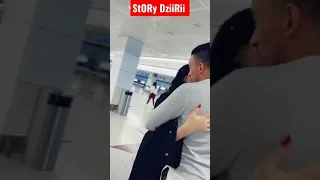 مغترب جزائري يودع حبيبته في المطار بالدموع 