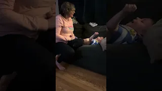 وقت قلقلک دادن با مامانه 