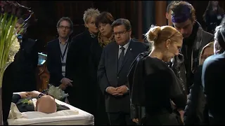 Download Céline Dion émotive lors de la chapelle ardente de son mari, René Angélil MP3