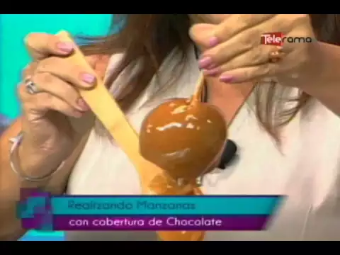 Realizando manzanas con cobertura de chocolate