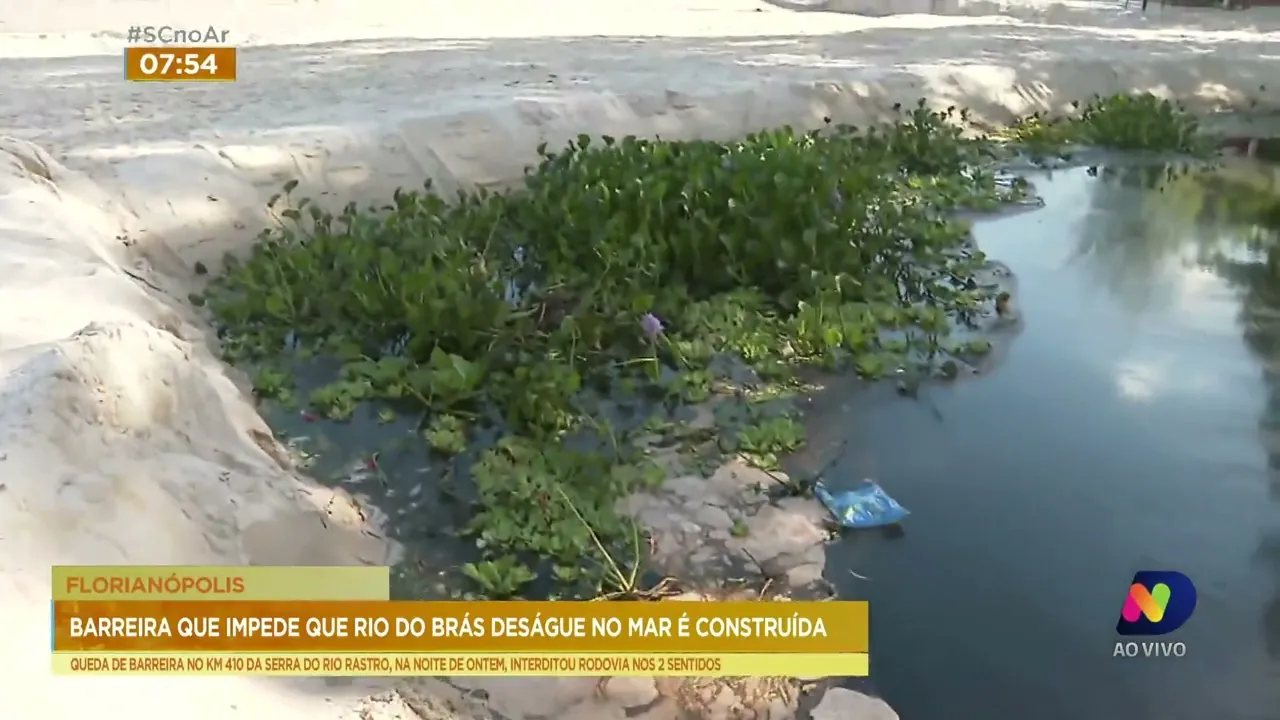 Barreira é construída para impedir que o Rio do Brás desague no mar praia de Canasvieiras