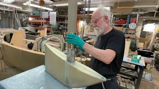 10 Jan 2023  The lower aluminumbrons bearing for the rudder axis gets glued with NM-epoxy.