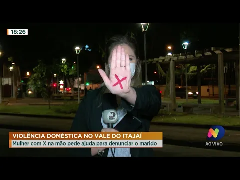 Violência doméstica no Vale do Itajaí: mulher com X na mão pede ajuda para denunciar marido