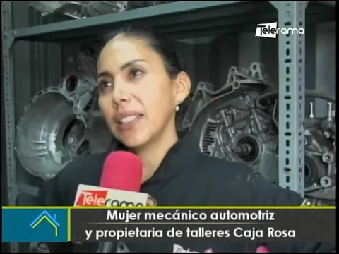 Mujer mecánico automotriz y propietaria de talleres Caja Rosa