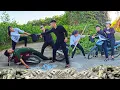 Download Lagu Homeless girl fights the thief to take back the police officer’s important backpack |@trieuly-vn