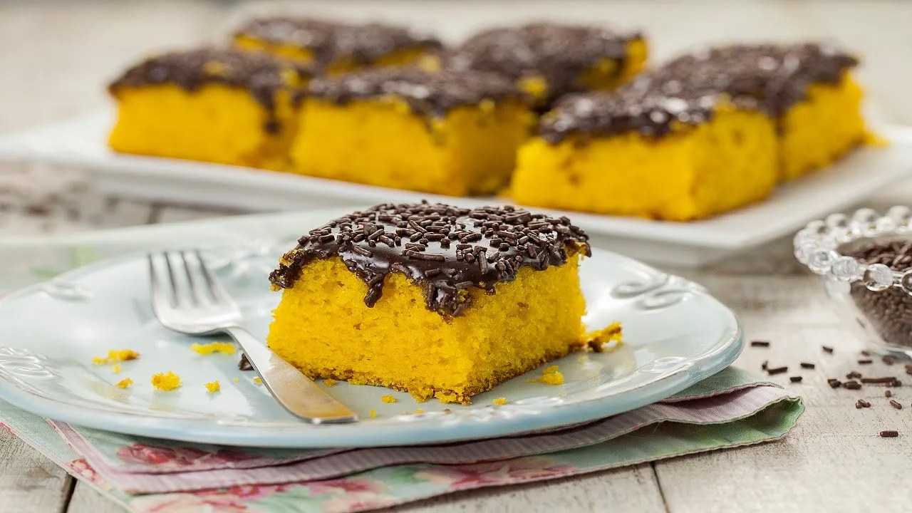 Bolo de Cenoura Fácil ( O Melhor Bolo de Cenoura do Mundo ). 