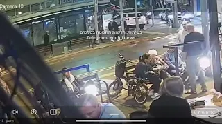 كاميرات مراقبة ترصد اللحظات الأولى لعملية إطلاق النار في تل أبيب التي نفذها الشهيد معتز الخواجا 