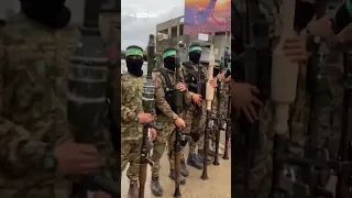 عناصر من حماس يعرضون أسلحة إسرائيلية حصلوا عليها أثناء الحرب 