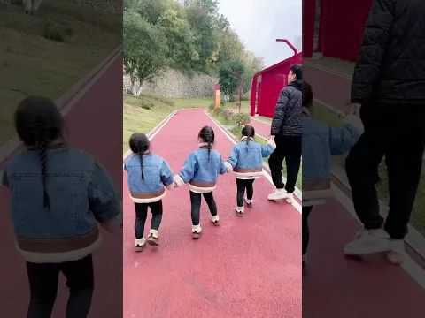 三个女儿就这样一下长大了 #三胞胎 #家有萌娃 #vlog #爸爸带娃 #lovelybaby #lovely #cute #funny #搞笑 #sister #girls #triplets