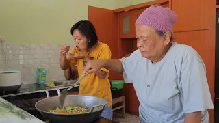 Serunya masak makan di temenin mbah uti 