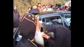 مثلث الرحمات البابا شنودة الثالث يداعب قداسة البابا تواضروس الثانى أطال الله حياته فى دير السريان 