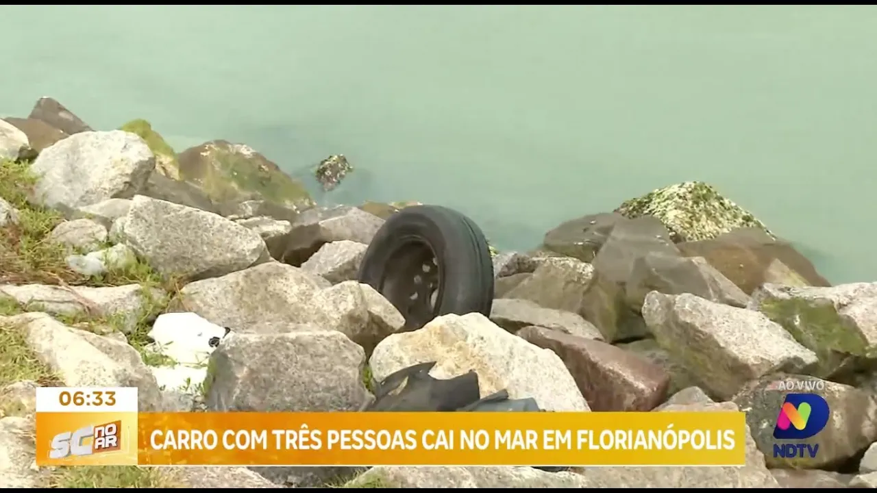 Acidente na Beira-Mar Norte: carro com três pessoas cai no mar em Florianópolis