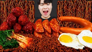 ASMR Mukbang دجاج مقلي الكيمتشي نودلز الفاصوليا السوداء سجق صوت الأكل الكوري 