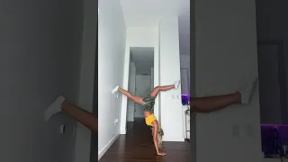 مودل روز بتحدي الوقوف علي اليدين تيك توك TikTok TikTok2022 