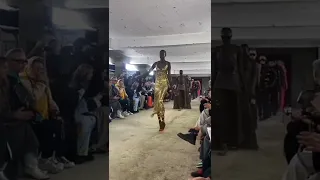 مواقف محرجه في عروض الازياء 