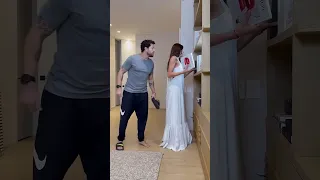 الولد يختبئ تحت فستان أمه من والده Valeriedomi مواقف محرجة ريلز مضحك 