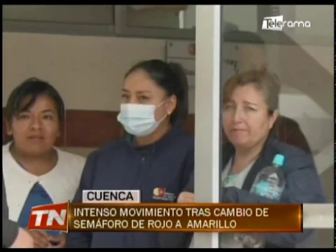 Intenso movimiento tras cambio de semáforo de rojo a amarillo