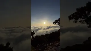 شروق الشمس ومنظر من فوق السحب 