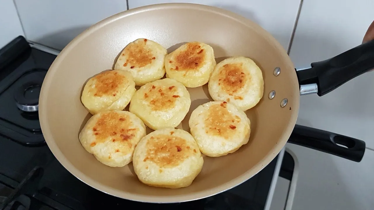 A receitinha de hoje tá fácil e gostosa DEMAIS !!! Bolo pão de queijo, recheado com queijo mussarela. 