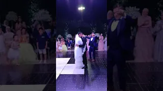 شاب يفاجئ اخته في عرسها ويبكي الحاضرين 