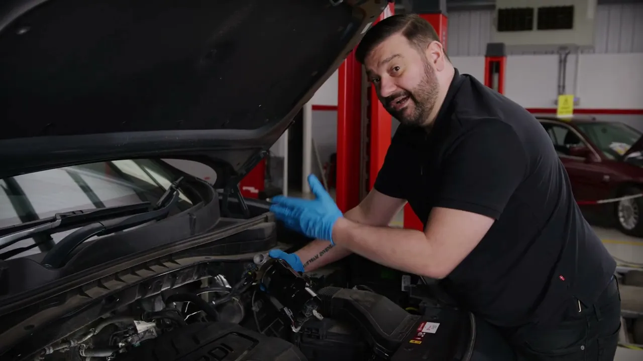 [EN] How to replace a fuel filter | Masters of Motion