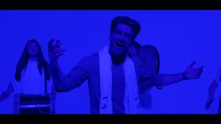 او ره خوش میزند 